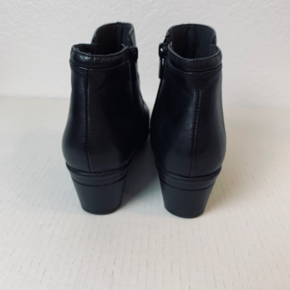 Clarks Black Bootie 8.5M Style # 15260 Button Detail Block Heel Whimsygoth Boho - Picture 6 of 10